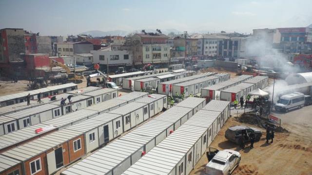 Kayseri Büyükşehir Belediyesi'nden bir ilk! Depremden etkilenen Elbistan'da 48 saatte konteyner çarşı kuruldu