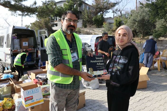 İzmir depreminde oğlunu kaybeden baba deprem bölgesine yardıma koştu