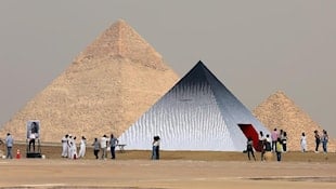 Mısır Piramitleri önünde çağdaş sanat sergisi