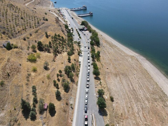 Tunceli Pertek'te feribot iskelesindeki araç kuyruğu 2 kilometreyi aştı -1
