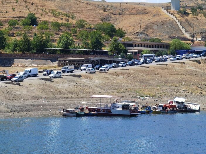 Tunceli Pertek'te feribot iskelesindeki araç kuyruğu 2 kilometreyi aştı -4