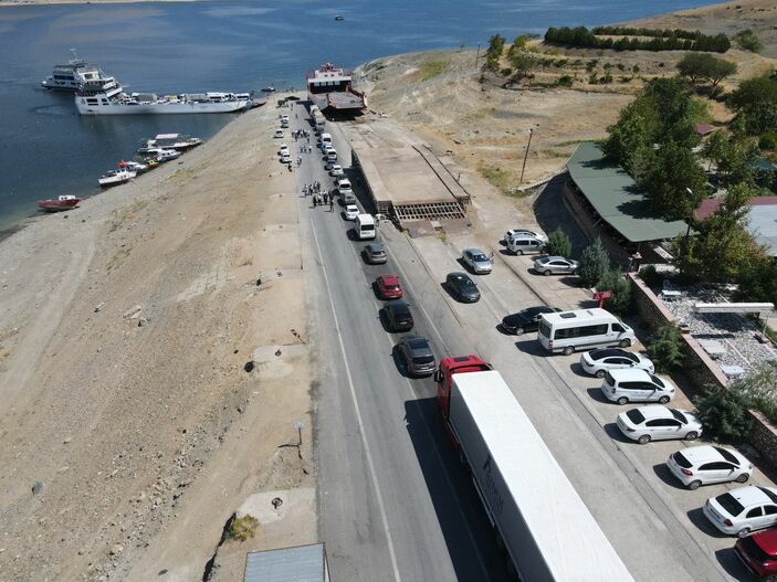 Tunceli Pertek'te feribot iskelesindeki araç kuyruğu 2 kilometreyi aştı -8