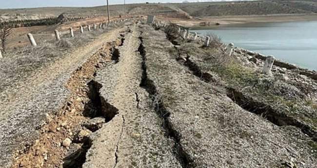 Deprem felaketinin ardından Malatya'da oluşan dev yarıklar korkutuyor