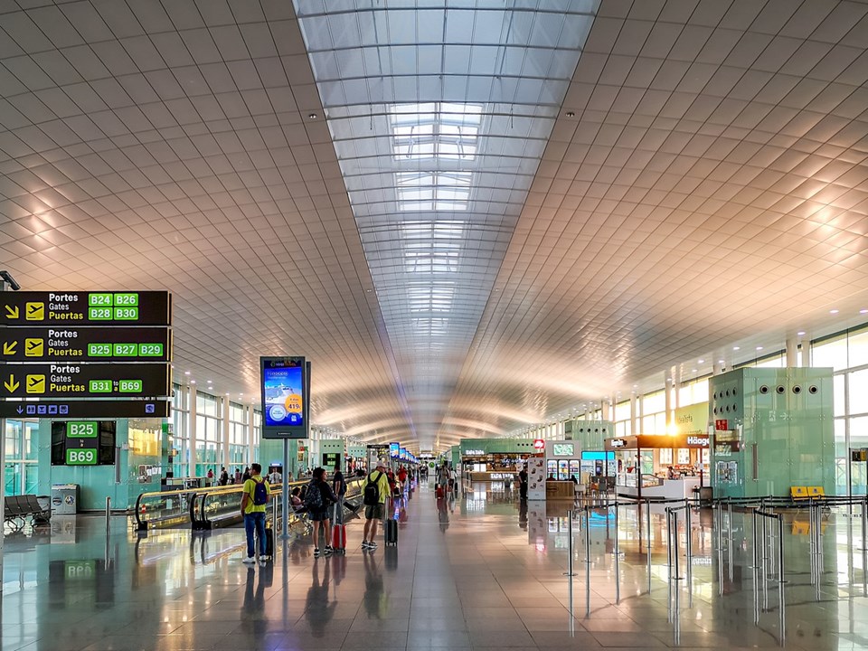 İspanya'daki havalimanlarında sıvı ve elektronik cihaz kontrolü kalkıyor - 1