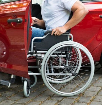 Sıfır engelli araç fiyatları 2023 yılı itibariyle güncellendi. Özel Tüketim Vergisi (ÖTV) muafiyet limiti yeni yılın son gününde artırıldı. Böylelikle muafiyet limiti yüzde 122 oranında artarak 450 bin 500 liradan 1 milyon 4 bin 200 liraya çıkarıldı. Limit artırımı sayesinde engelli araçların muafiyetli satışının önü açılmış oldu. 